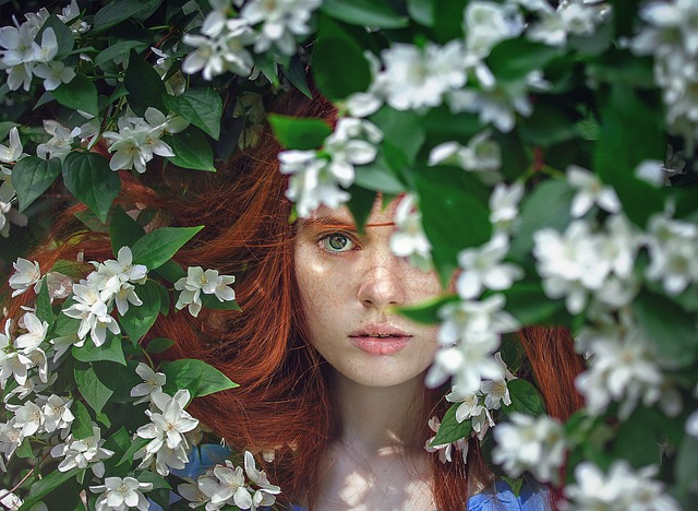 dívka u kvetoucího stromu